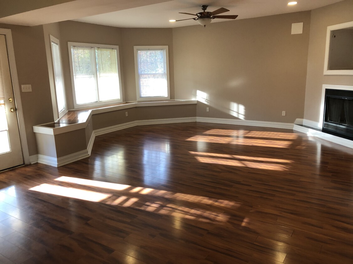 Main living room - 4149 New London Rd