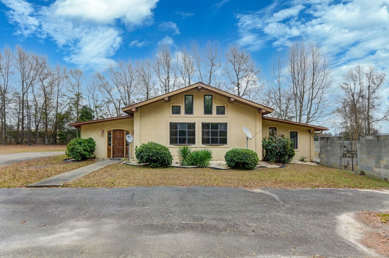 to 113 W Church St, a stunning 4b... House Rental in