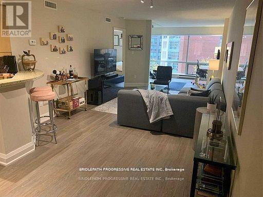 Photo du bâtiment - 1001 Bay St.