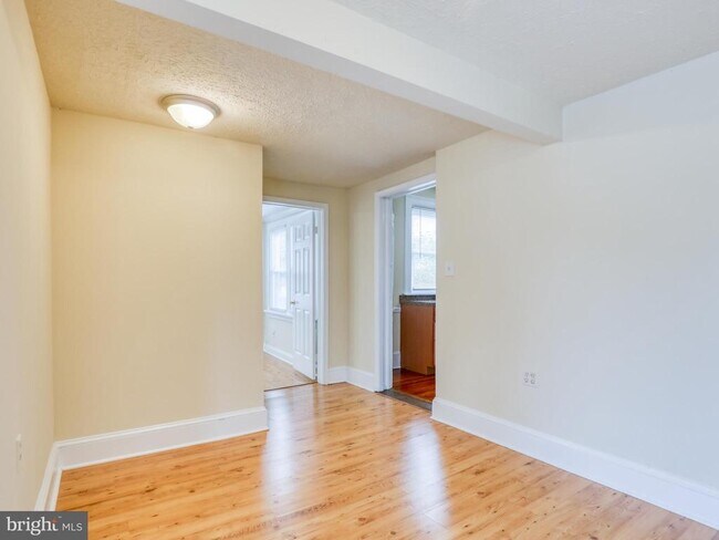 Building Photo - 915 Berryville Ave