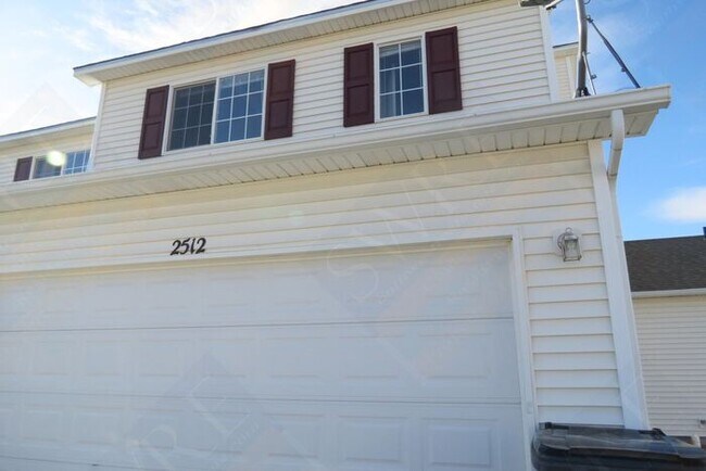 Building Photo - 4 Bedroom 2.5 Bath Townhome, Coming Soon!