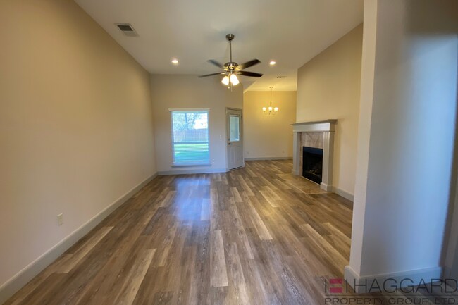Building Photo - Renovated Frisco Home 3/2/2 in a Quiet Nei...