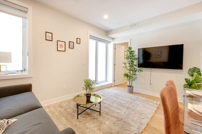 Building Photo - 1520 Av des Pins O