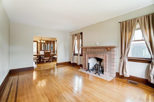 Foto del edificio - WESTWOOD- CHARMING 2-3 BEDRM 1BA CAPE COD ...