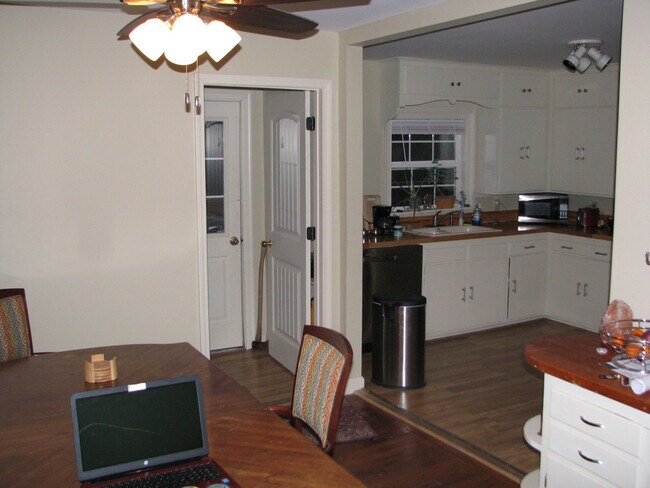 Building Photo - Amazing 2 Bedroom Excellent Location!