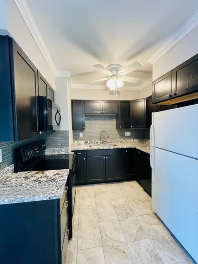 Building Photo - Myers Park Condo, Move-In Ready! All utili...