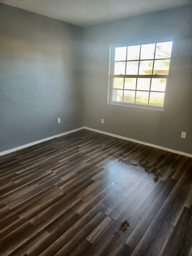 Foto del edificio - Great 2/1 duplex unit with large yard. Call Josh for showings 407-952-0608