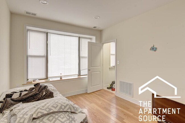 Foto del edificio - 5205 W Belmont Ave