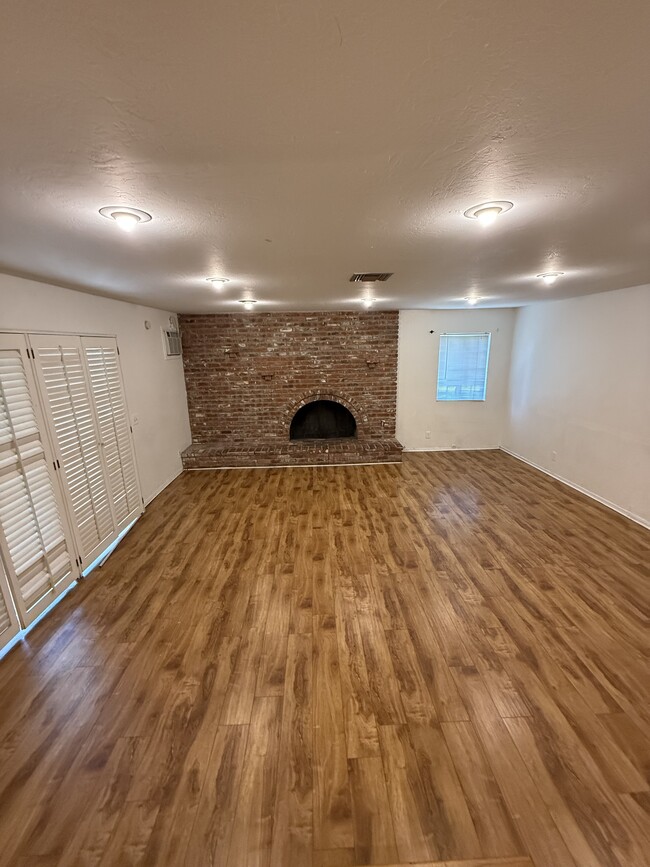 Building Photo - 9520 Hayvenhurst Ave