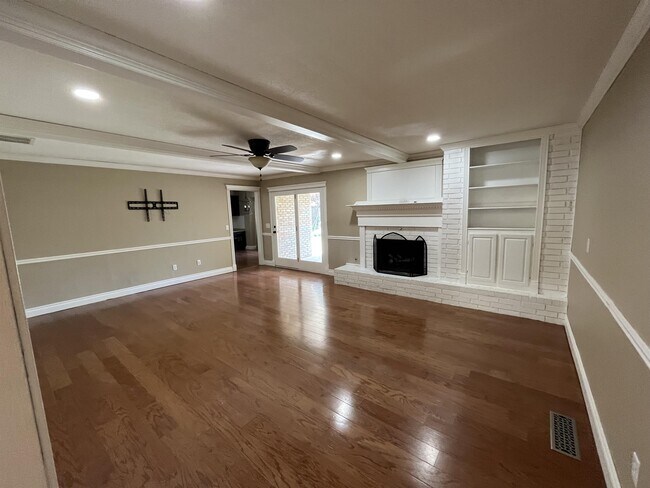 Foto del edificio - 1304 Pine Oak Dr