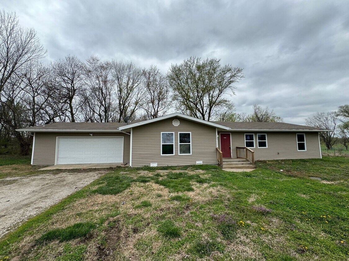 Primary Photo - Country living with this large 3 bedroom 2...