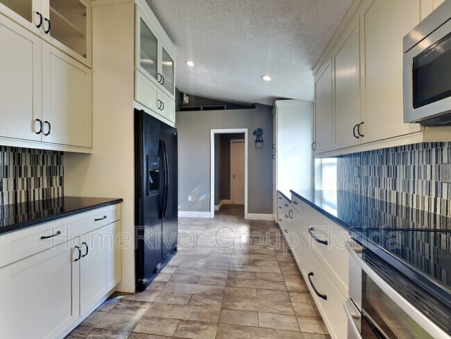 Building Photo - 501 SW Deer Run