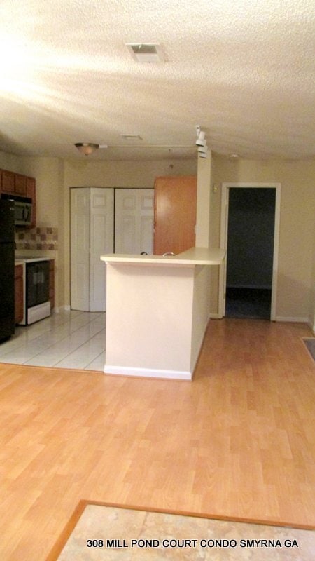Building Photo - ENJOY THIS BEAUTIFUL CONDO NESTLED IN THE ...