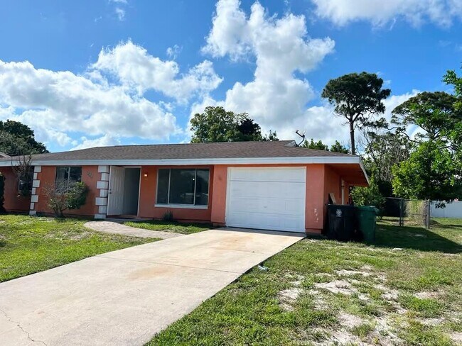 Foto del edificio - 311 SW Homeland Rd