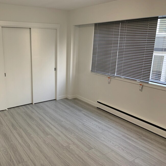 Photo du bâtiment - 1025 11th Av W