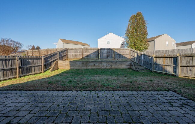 Building Photo - 3 BEDROOM WITH LARGE KITCHEN!