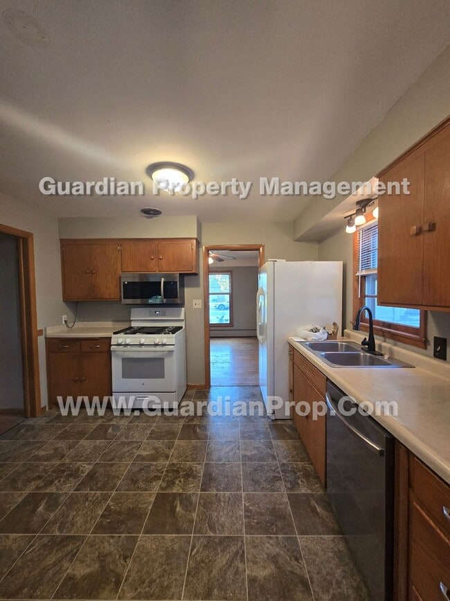 Building Photo - Move-in special and available Now! Bloomington Single Family Home, 2 Car Garage, new kitchen appl...