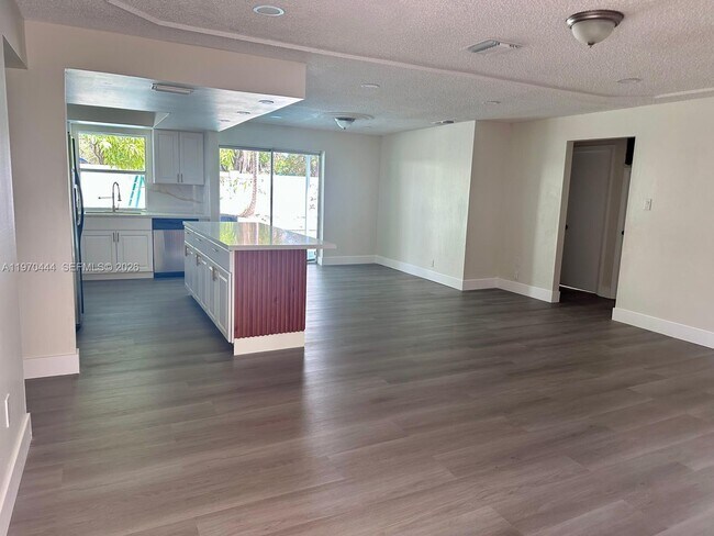 Foto del edificio - 6777 NW 4th St