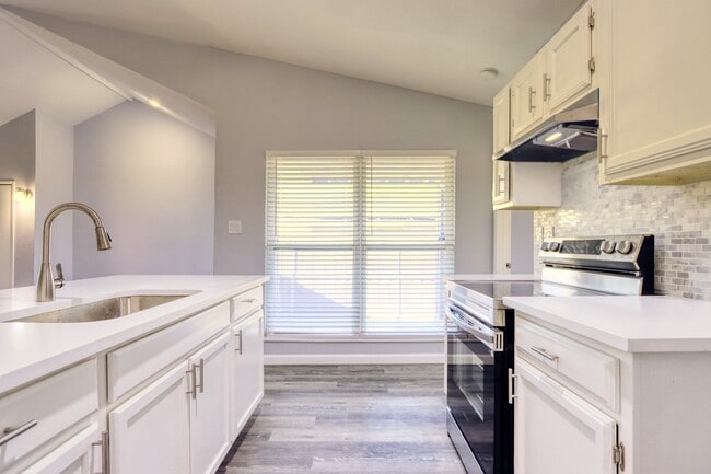 Building Photo - 6028 Dooley Dr