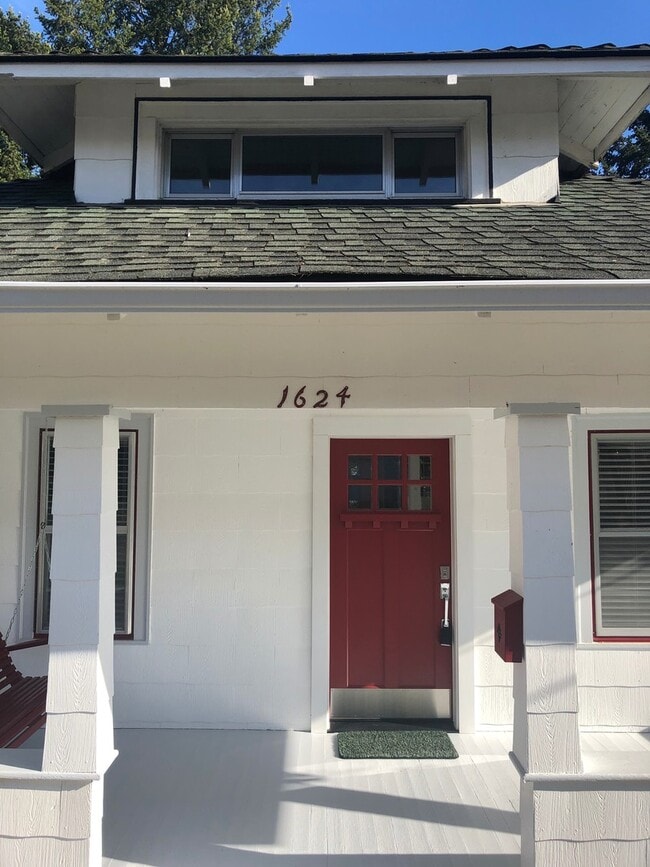 Building Photo - Amazing 3 Bedroom Vintage Home in Camas