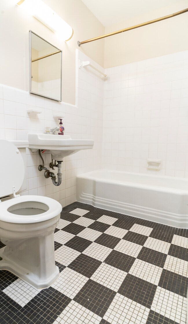 Foto del edificio - 10500 Montrose Ave