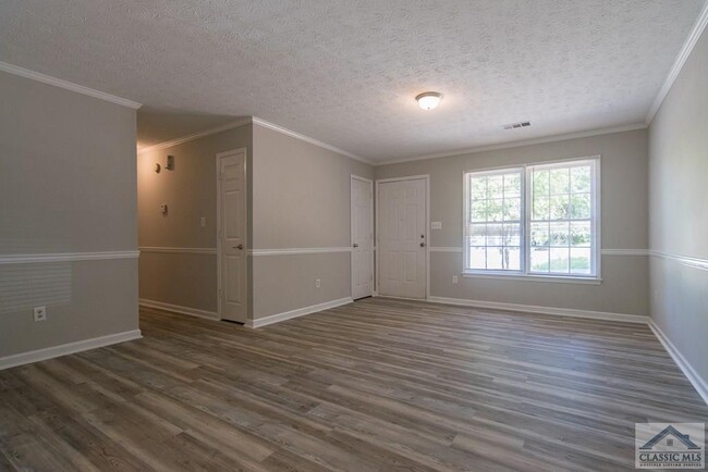 Building Photo - 215 Woodridge Cir