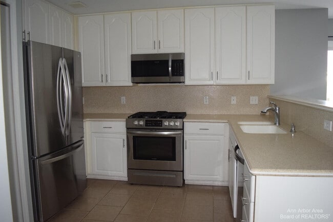 Building Photo - 8549 Hawthorn Hill