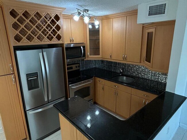 Foto del edificio - 485 NW 210th St