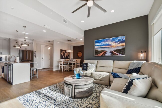 Building Photo - Luxury Condo With Updates and Close To The...