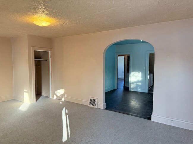 Building Photo - 807 Williams St