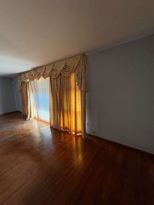 Foto del edificio - 3 Bedrooms and 1 Bathroom