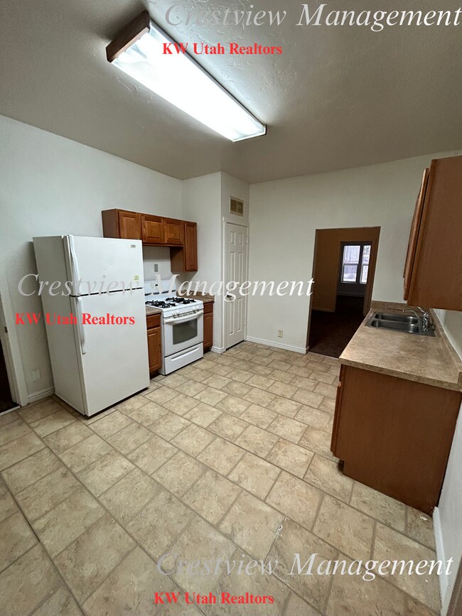 Building Photo - Cozy 2-Bedroom Home in Convenient Salt Lake City Location