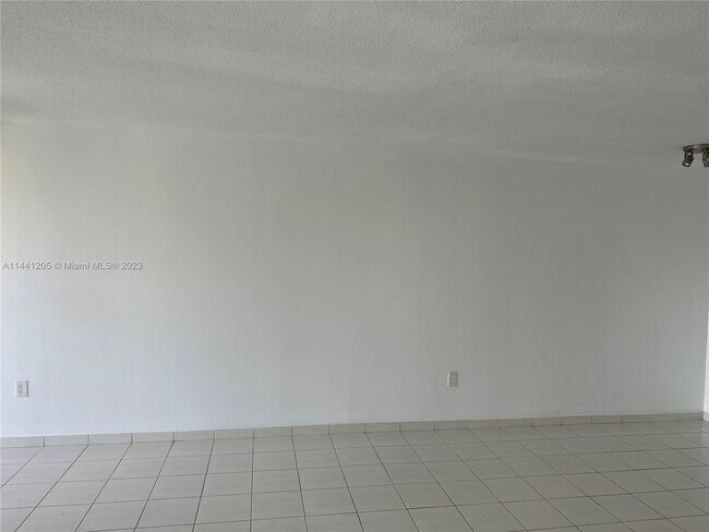 Building Photo - 1750 NE 191st St