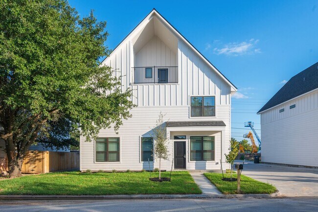 Foto del edificio - Brand New 6 Bed, 6.5 Bath, 3 Story Townhomes w/ Bonus Room & Balcony!