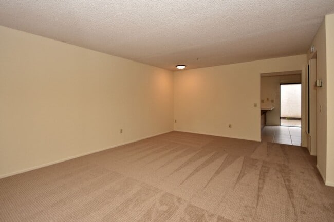 Building Photo - Make this Tanglewood Townhome your cozy home!