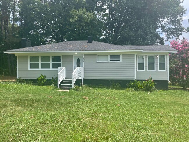 Building Photo - Coming Soon! 3 bedroom 1 bathroom house !