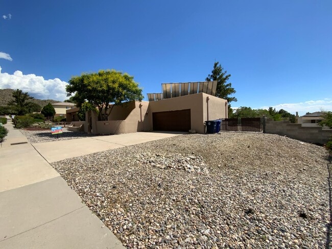 Building Photo - 3 Bedroom Single Story Home Available Near...
