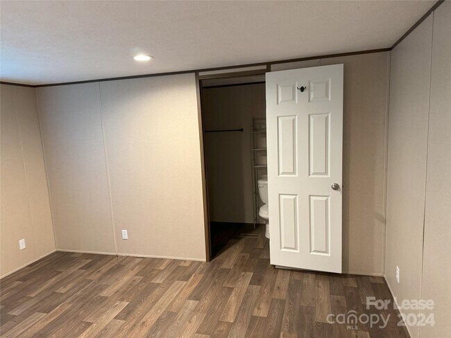 Building Photo - 2034 Shelby Rd
