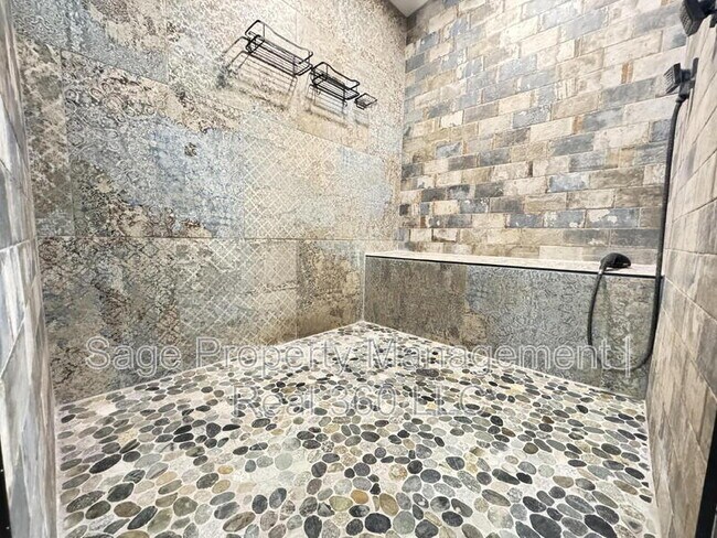 Foto del edificio - 4879 N Monterey Dr