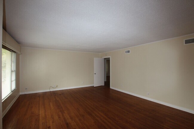 Foto del edificio - Coming Soon! Beautiful 4 Bedroom, 2 Bathro...