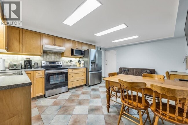 Building Photo - 556 Kaslo St