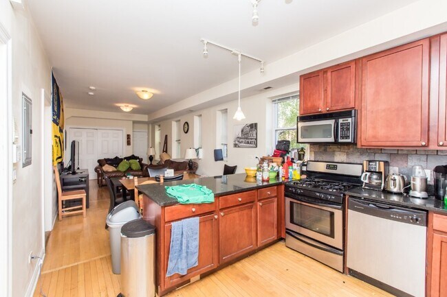 Building Photo - 1621 N Honore St