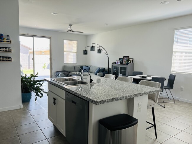 Building Photo - 40090 W Wade Dr