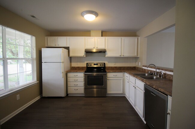 Building Photo - Updated 2 Bed/ 2.5 Bath