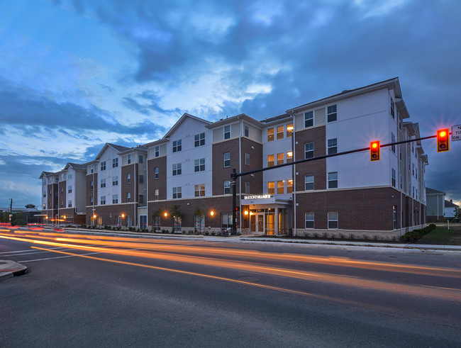 Vista nocturna del edificio - Parsons Village East Senior Apartments