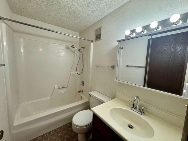 Building Photo - 2-3 3 Michael St