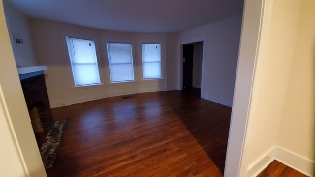 Building Photo - 206 Hall Ave