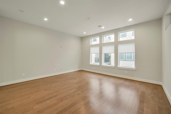 Building Photo - 760 W Donovan St