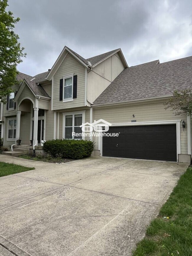 Foto del edificio - Large 4-Bed Home in Overland Park with Finished Basement and a Deck (Schedule Self-Tour Online)