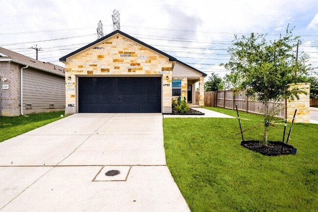 Foto del edificio - Stunning 1-Story Ranch with Lake View on C...